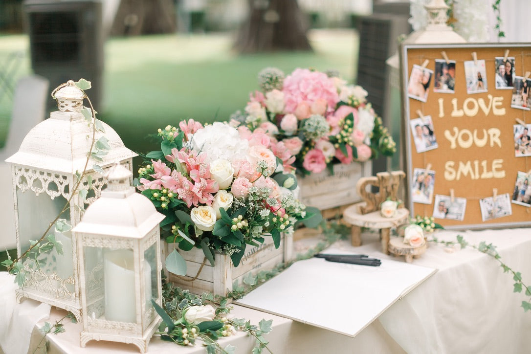 婚禮佈置
​新娘花球
​婚禮花藝設計
​結婚花球訂製
​婚宴鮮花佈置
​襟花及手花
​花車佈置
​求婚花束
​週年紀念花束
​教堂婚禮花飾
​地區與服務優勢
​香港網上花店
​屯門花店
​全港送花服務
​即日送花
​婚禮花藝套餐
​風格與進階詞彙
​歐式花藝
​絲花花球 (若有提供)
​保鮮花禮盒
​開張花籃
​Lavish Florist 婚禮花藝